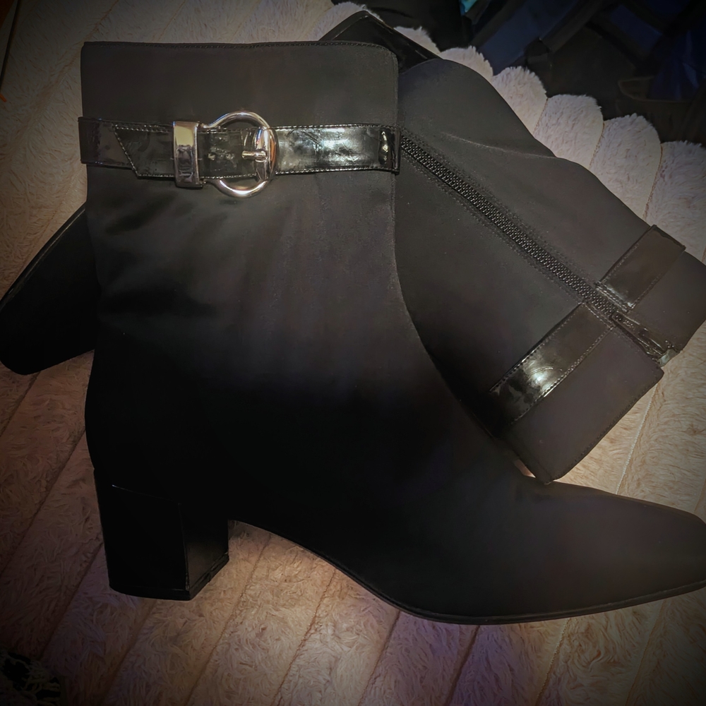 Bandolino Black Heeled Boots with Sleek Design